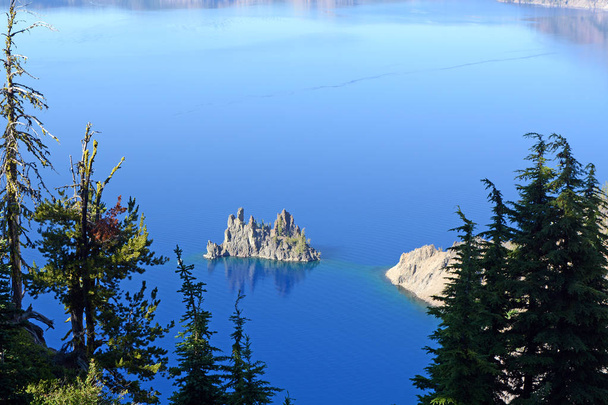 クレーター湖国立公園のクレーター湖におけるファントム船岩形成 - 写真・画像