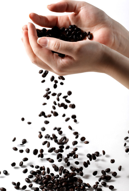 Mãos a cair grãos de café
 - Foto, Imagem