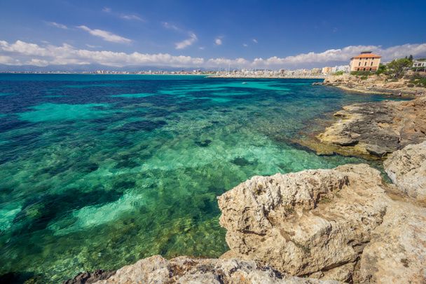 Mallorcan rannikko turkoosi Välimeren vedet aurinkoinen päivä, kirkkaat värit, Baleaarinen saari, Espanja
 - Valokuva, kuva