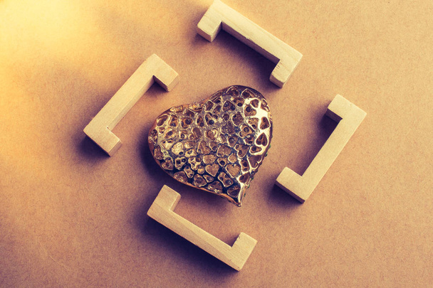 Oggetto decorativo a forma di cuore tra parentesi
 - Foto, immagini