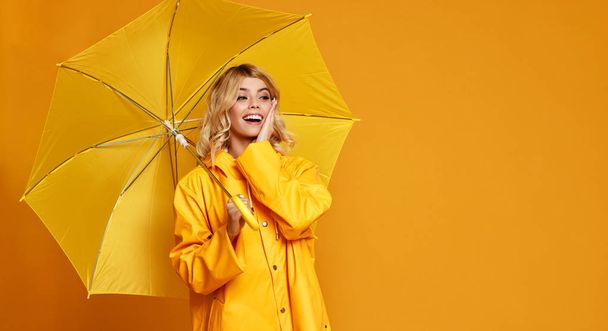 молодая счастливая эмоциональная девушка смеется с зонтиком на цветном
  - Фото, изображение