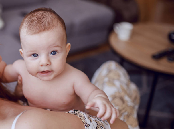 Gros plan sur bébé caucasien de 6 mois
  - Photo, image