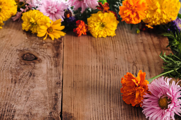 Strauß mit bunten Blumen auf einem Holztisch - Foto, Bild