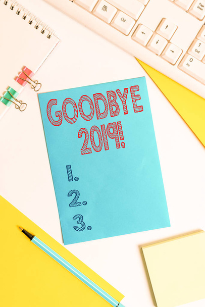 Концептуальный почерк, показывающий прощание 2019 года. Текст деловой фотографии выражает добрые пожелания при расставании или в конце прошлого года
. - Фото, изображение