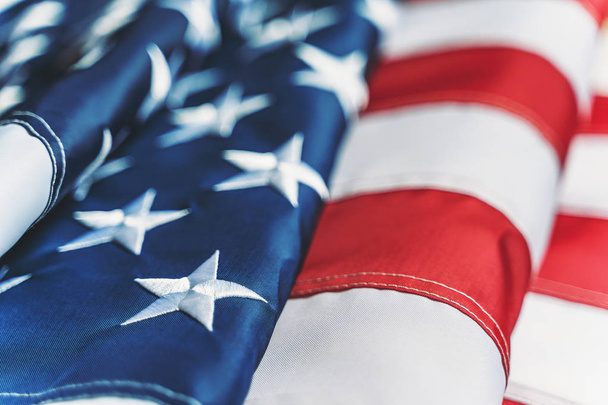 USA vlag met rode strepen en sterren op blauw, close-up met selectieve focus - Foto, afbeelding