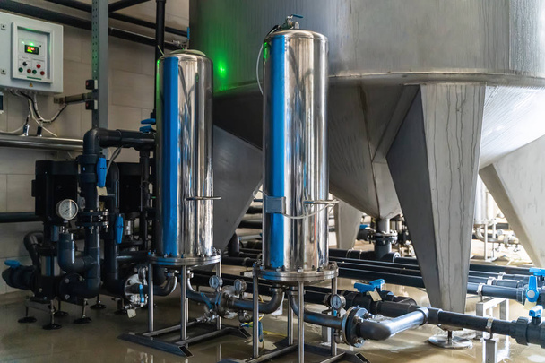 Kuyudan üretilen içme suyunun otomatik arıtma sistemi ve çok seviyeli filtrasyonu. Arıtılmış içme suyu üretimi için fabrika veya fabrika - Fotoğraf, Görsel