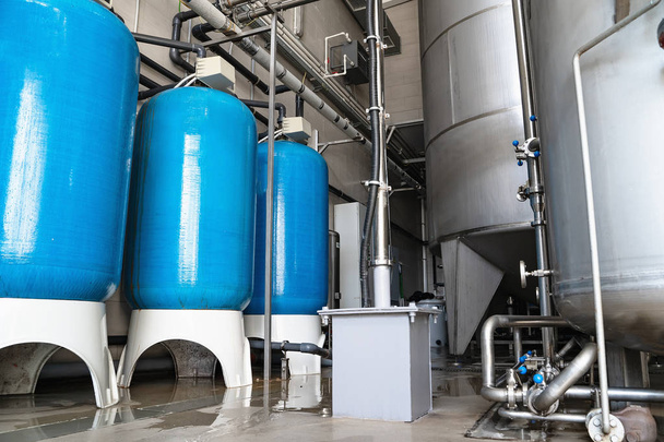 İçme suyu fabrikası veya bitki üretimi, endüstriyel iç. Kuyudan filtreleme ve içme suyu arıtma için büyük metal tanklar - Fotoğraf, Görsel