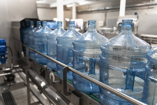 Fabryka wody. Plastikowa butelka lub galon po umyciu i czyszczeniu na zautomatyzowanej linii przenośnika - Zdjęcie, obraz