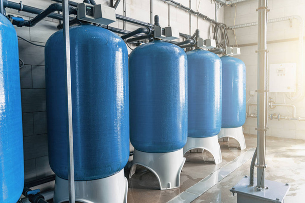 Gezuiverde drinkwater fabriek of-installatie, grote ijzeren tanks en waterzuiverings filters en automatiserings filtratiesysteem - Foto, afbeelding