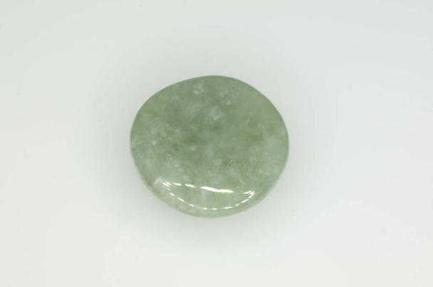 Természetes zöld Jadeite a fehér háttér - Fotó, kép
