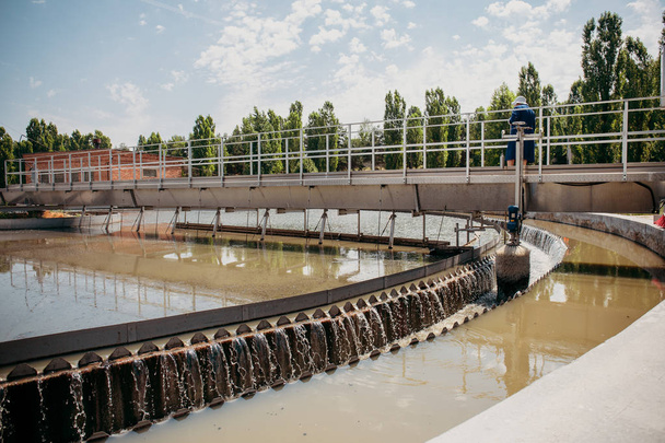 Moderna planta de tratamiento de aguas residuales urbanas - Foto, imagen