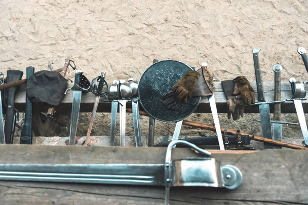 antike Waffen von Rittern, ein Arsenal von Kriegern, antike kantige Waffen - Foto, Bild