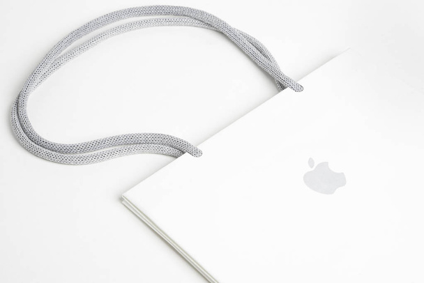 Bílý papírový sáček společnosti Apple Store - Fotografie, Obrázek