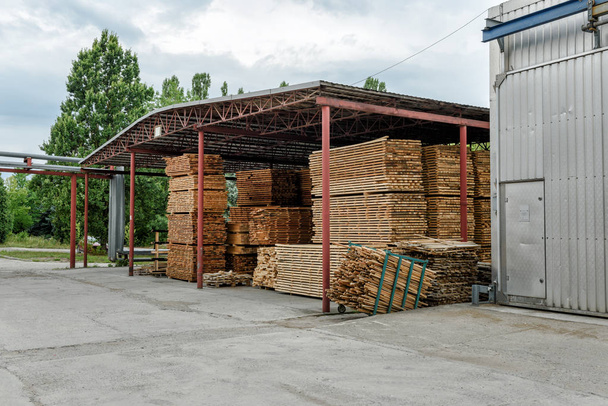 Almacenamiento y almacenamiento de madera aserrada
. - Foto, imagen
