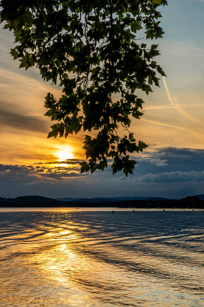 Fantástica puesta de sol en el lago Constanza con hermosa formación de nubes
 - Foto, Imagen