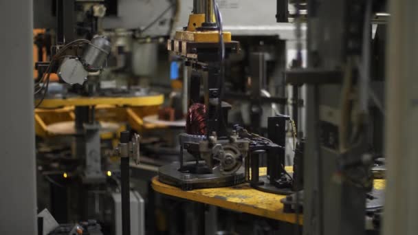 Fabrikada otomatik ekipmanda bakır tel ile elektrik motoru üretimi - Video, Çekim