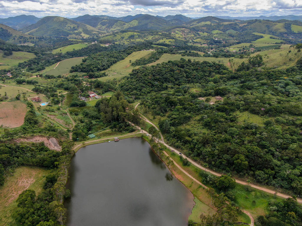 Vista aérea montaña tropical Monte Alegre do Sul
 - Foto, Imagen