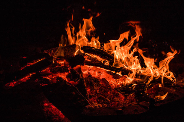 Nahaufnahme des Feuers im Dunkeln - Foto, Bild
