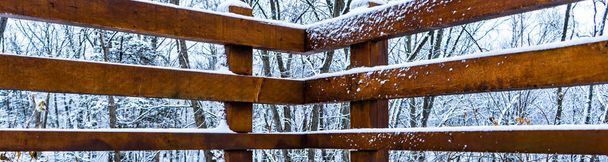 ξύλινο κιγκλίδωμα στο μπαλκόνι που καλύπτονται από το χιόνι - Φωτογραφία, εικόνα