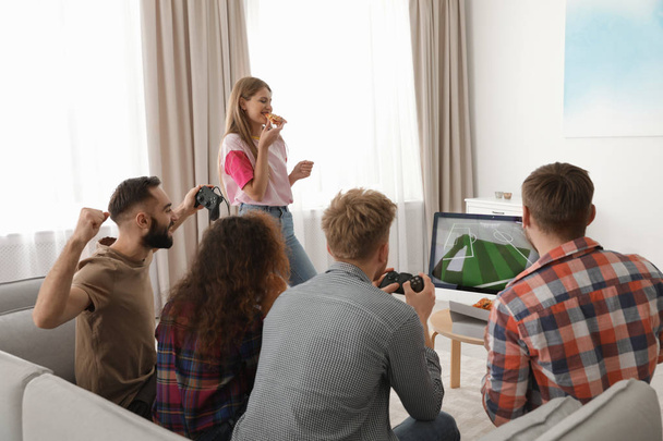 Emotional friends playing video games at home - Foto, imagen