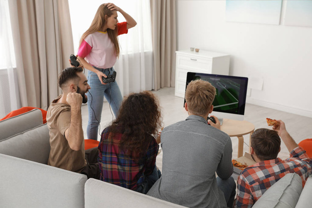 Emotionale Freunde, die zu Hause Videospiele spielen - Foto, Bild