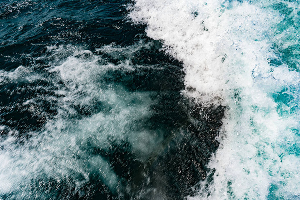 a kék friss tóvíz tomboló hullámainak háttérképe - Fotó, kép