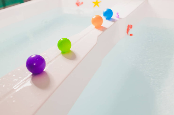 childrens toys in the bathroom with water. - 写真・画像