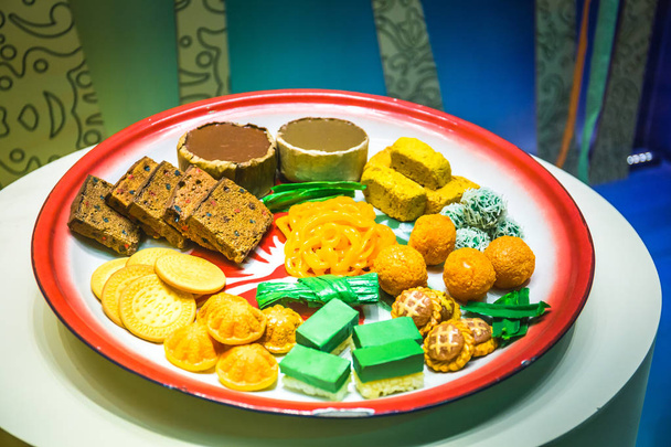 シンガポール国立博物館では、中国料理、マレー料理、ペラナカンの各種ケーキやお菓子などをモックアップで展示しています。. - 写真・画像