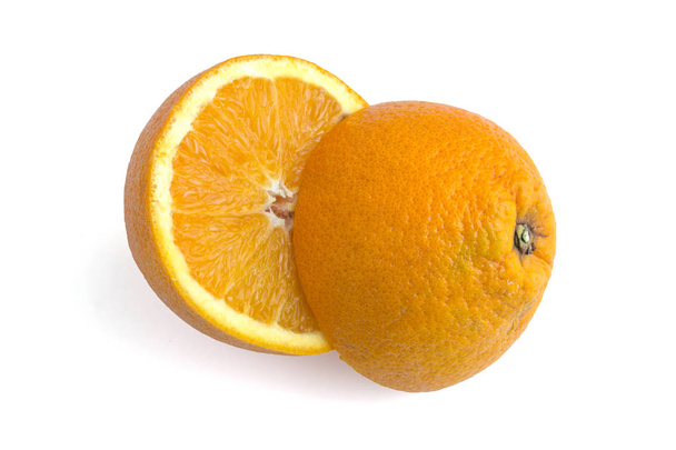 frisches Orange isoliert auf Weiß in der Draufsicht - Foto, Bild