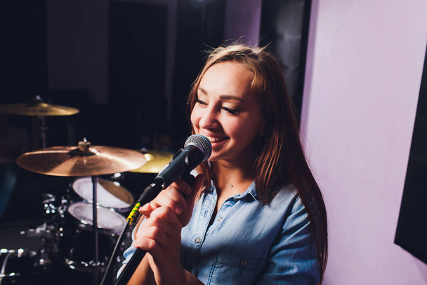 Close-up van een zanger die een nummer opneemt in een studio. - Foto, afbeelding