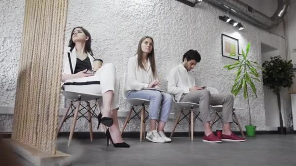Νευρικοί επιχειρηματίες που περιμένουν συνέντευξη - Πλάνα, βίντεο