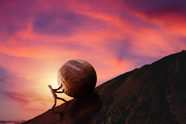 ビジネスチャレンジと成功コンセプト:大きな石を山頂に押し上げる木製フィギュア、夕日と美しい空を背景に. - 写真・画像