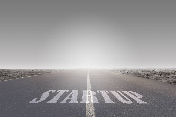Business Startup concept: opstartbericht of woorden afdrukken op asfalt weg leidt naar bestemming. - Foto, afbeelding