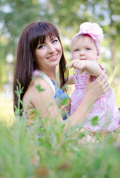 Mom and daughter in the grass - Foto, Imagem