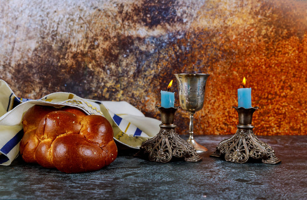 Víspera de Shabat con pan de jalá, velas de sábado y copa de vino Kidush
. - Foto, Imagen
