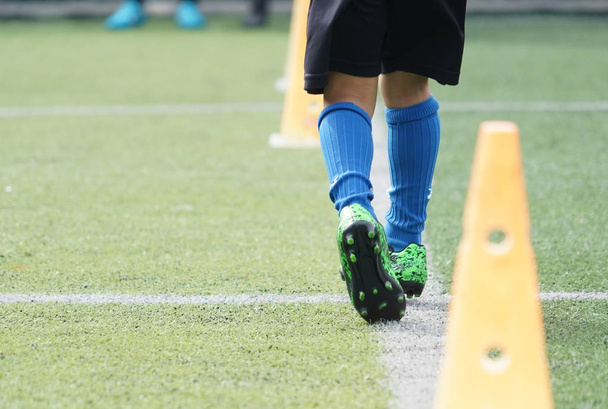 Παιδικά πόδια εξάσκηση τρέχει και κινείται στο γήπεδο ποδοσφαίρου - Φωτογραφία, εικόνα