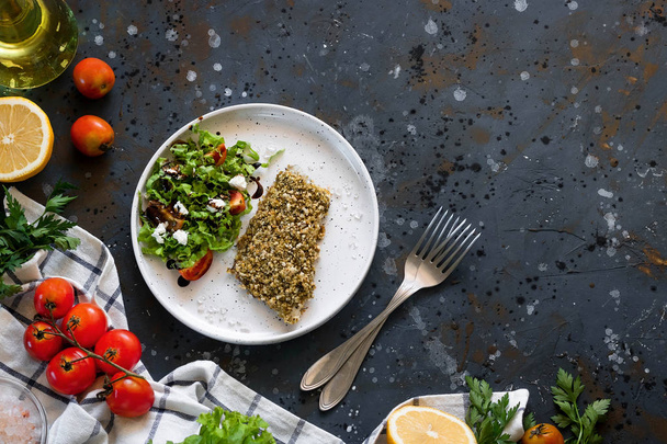 Hal rántott friss salátával. Koncepció a kiegyensúlyozott ebéd vagy vacsora. Megfelelő táplálkozás. Ízletes és egészséges étel. - Fotó, kép