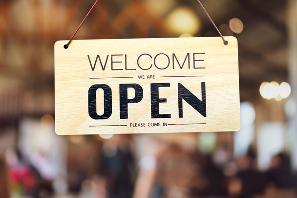 Ein Schild mit der Aufschrift Open on Café oder Restaurant hängt an der Tür am Eingang. - Foto, Bild