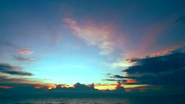 koyu kırmızı günbatımı gökyüzü bulut ve güneş ışığı geri siluet mavi turuncu gökyüzü - Video, Çekim