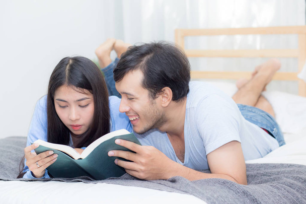 Couple reading a book together in bedroom on the morning with ha - Foto, immagini