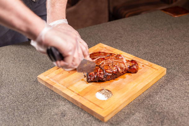 jídlo, lahodné a řemeslné pojetí - sloužící grilovaný steak - Fotografie, Obrázek