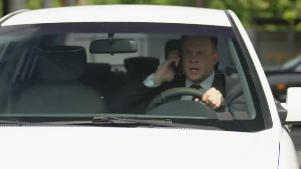 Mužský řidič, který mluví na telefonu a mlátí chodce, rušnou jízdu, nehoda - Záběry, video