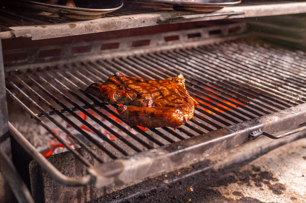 Gıda, el sanatları ve lezzetli kavram - bir ızgarada biftek pişirme - Fotoğraf, Görsel