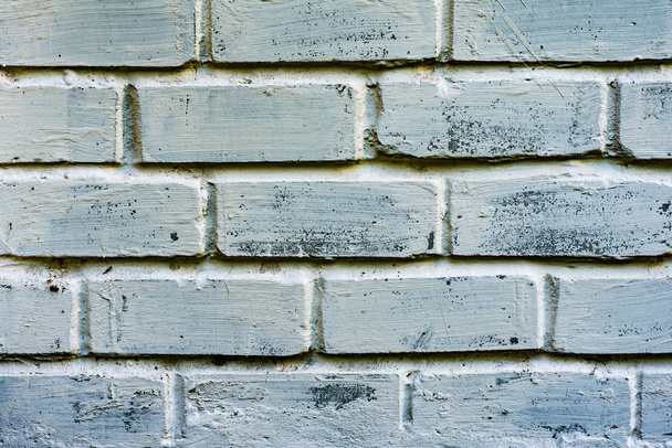 Υφή ενός τοίχου από τούβλα με ρωγμές και γρατσουνιές που μπορεί να χρησιμοποιηθεί ως φόντο - Φωτογραφία, εικόνα