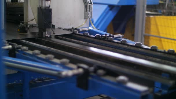 Metallbearbeitungsdrehmaschine zur Verarbeitung von Stahlblech im Werk für Haushaltsgeräte - Filmmaterial, Video