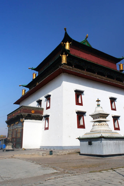 A Gandantegchinlen kolostor (Gandan) főépülete, fehér szta, Ulaanbaatar vagy Ulan-Bator, Mongólia. - Fotó, kép