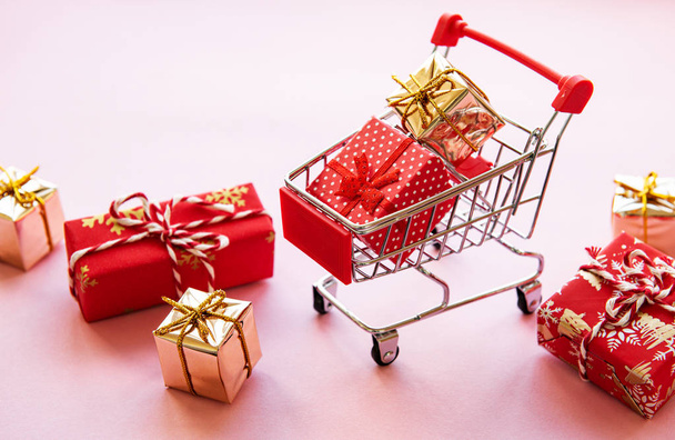 Shopping cart with gift boxes - Foto, Imagen