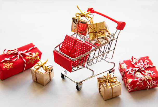 Shopping cart with gift boxes - Φωτογραφία, εικόνα
