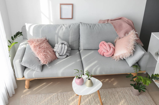 Sisustus kaunis moderni huone mukava sohva
 - Valokuva, kuva