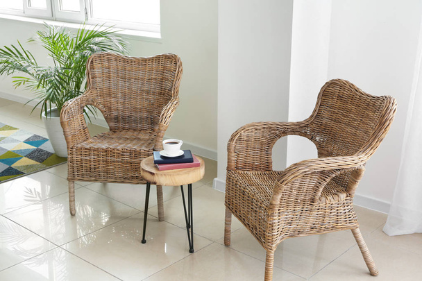Стильные плетеные кресла и стол в номере
 - Фото, изображение